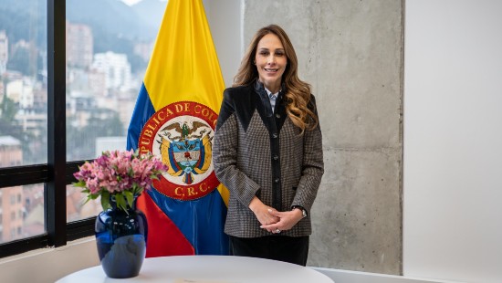 Paola Vélez Marroquín se posesiona como Comisionada de la Sesión de Comunicaciones de la CRC